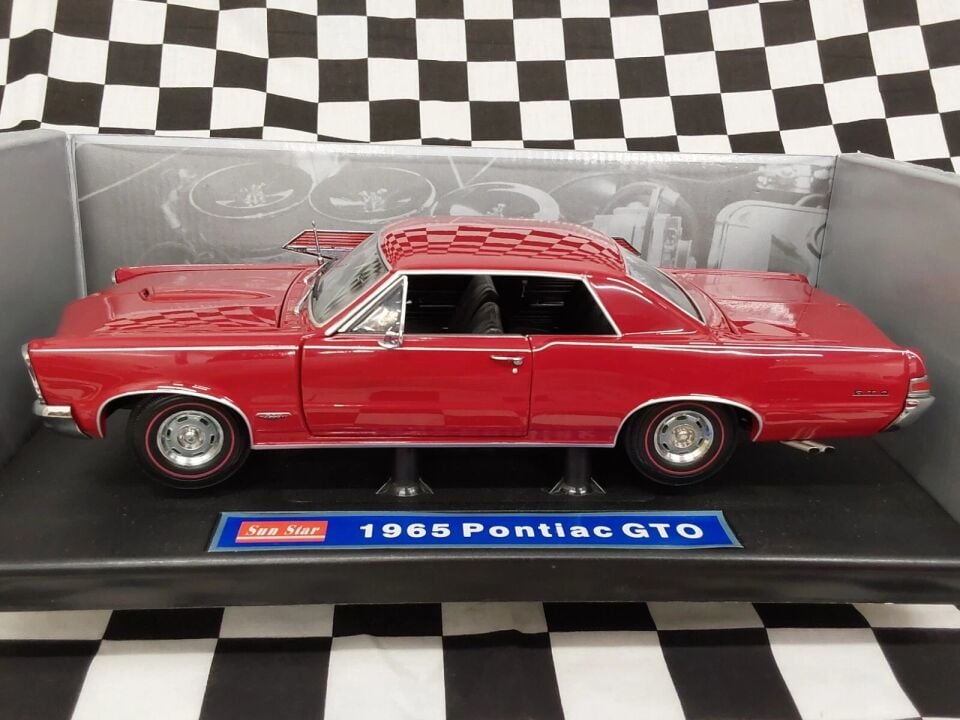 Sun Star 1/18 1965 Pontiac GTO 389 3x2 Tri-Power 4-Speed in Montero Red