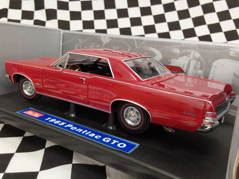 Sun Star 1/18 1965 Pontiac GTO 389 3x2 Tri-Power 4-Speed in Montero Red