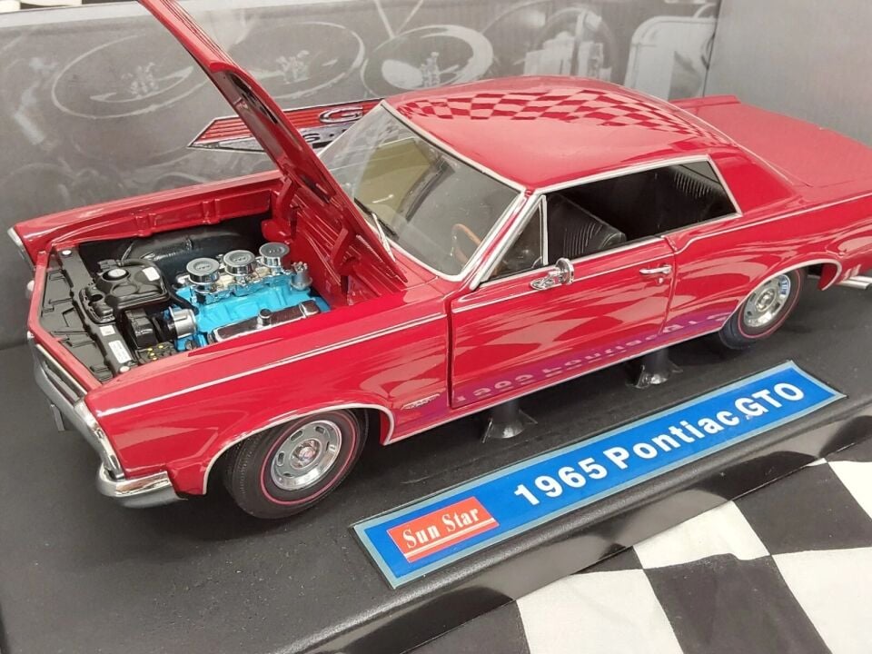Sun Star 1/18 1965 Pontiac GTO 389 3x2 Tri-Power 4-Speed in Montero Red