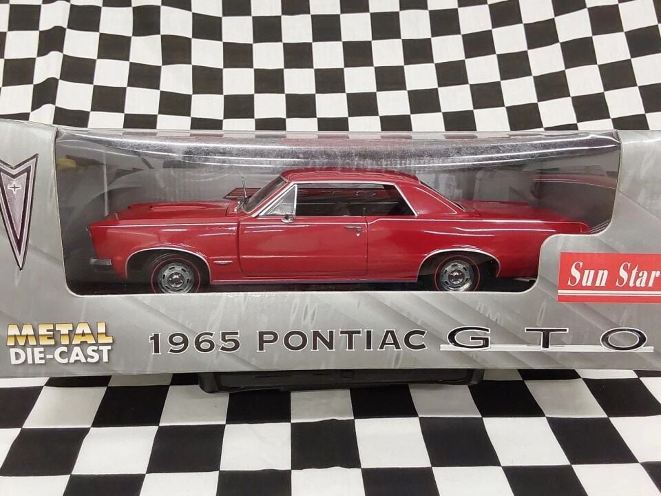 Sun Star 1/18 1965 Pontiac GTO 389 3x2 Tri-Power 4-Speed in Montero Red