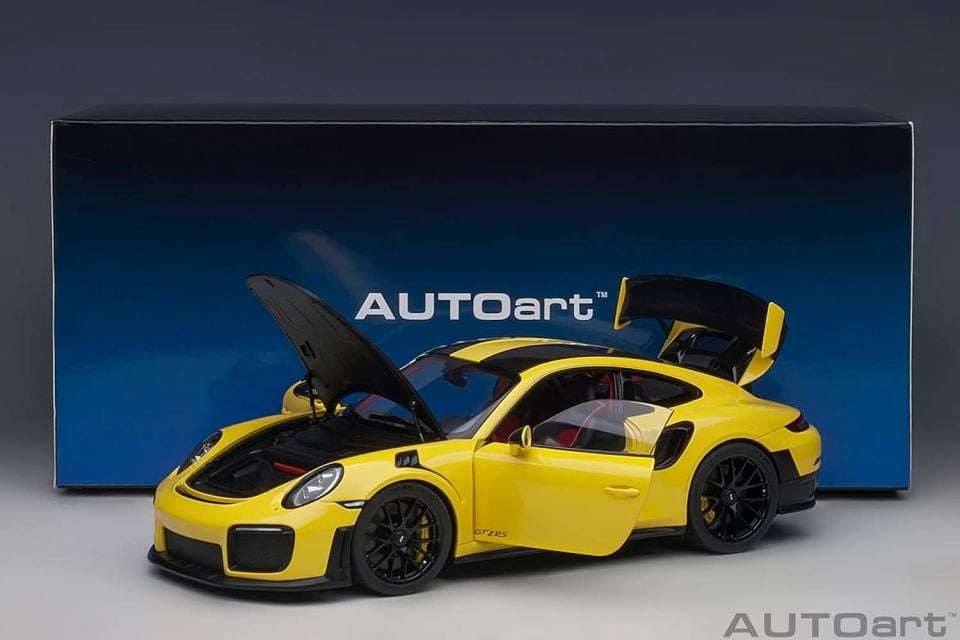 AUTOART PORSCHE 911(911.2) GT2 RS WEISSACH PACKAGE (78172) 1:18