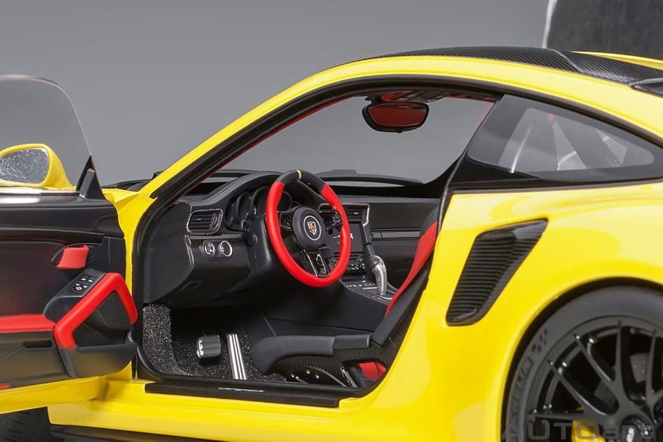 AUTOART PORSCHE 911(911.2) GT2 RS WEISSACH PACKAGE (78172) 1:18