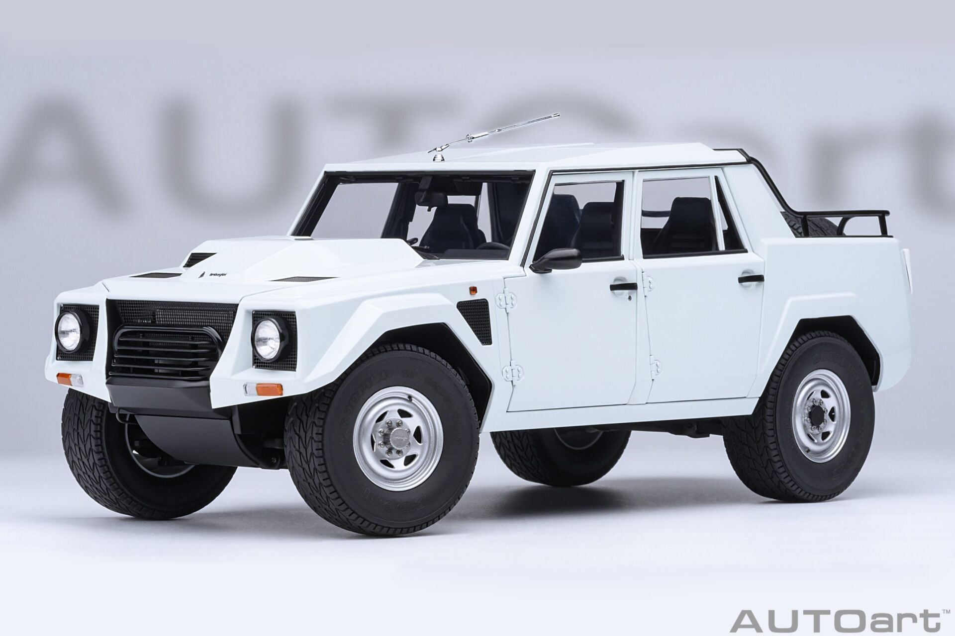 1:18 AUTOART Lamborghini LM002 (Bianco Polo Park)