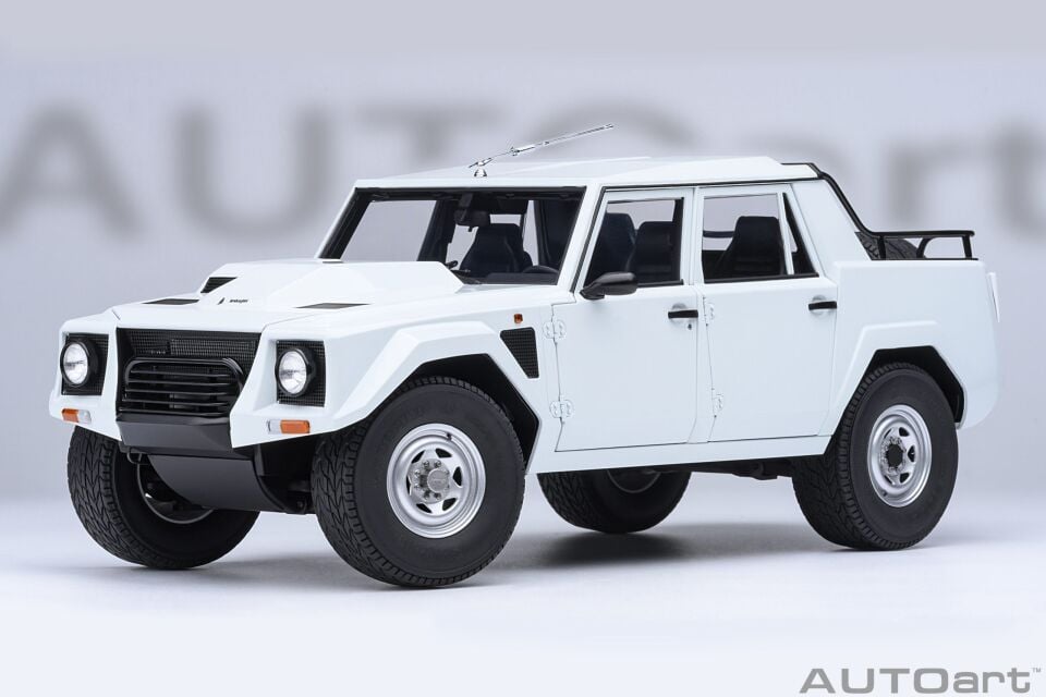 1:18 AUTOART Lamborghini LM002 (Bianco Polo Park)