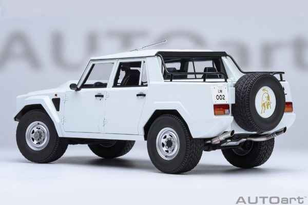 1:18 AUTOART Lamborghini LM002 (Bianco Polo Park)