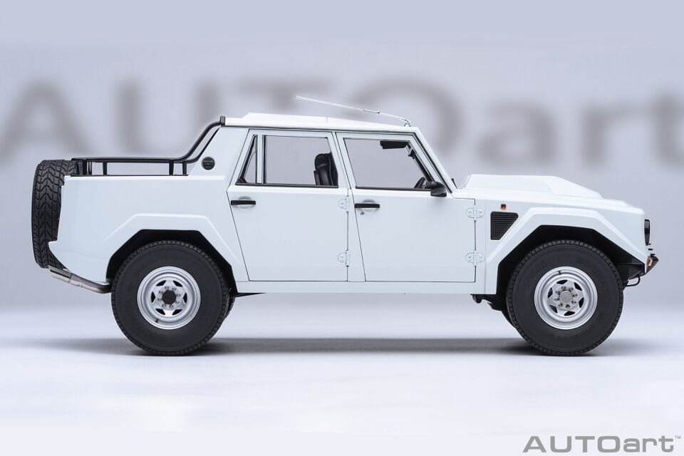 1:18 AUTOART Lamborghini LM002 (Bianco Polo Park)