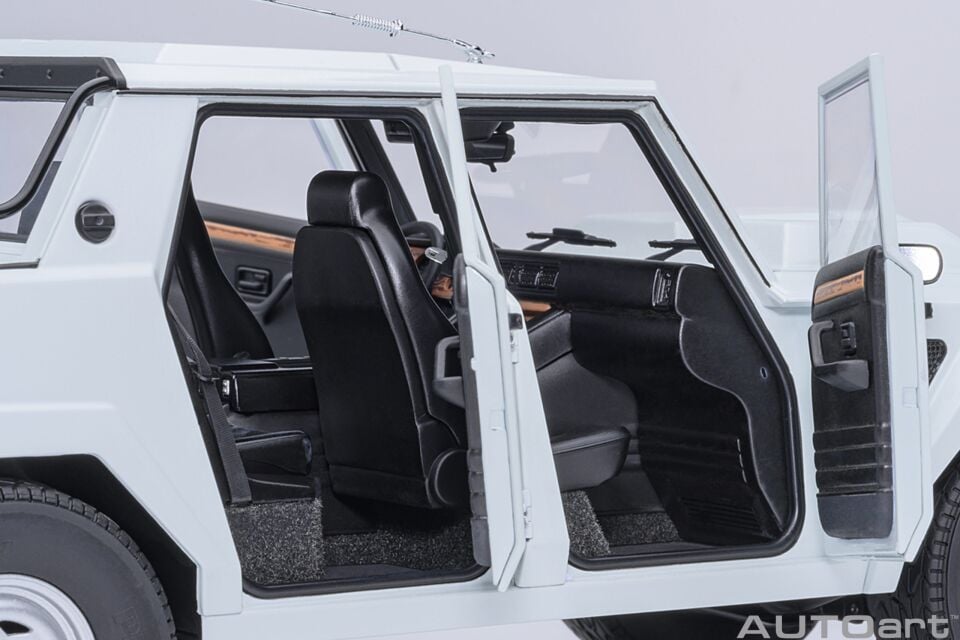 1:18 AUTOART Lamborghini LM002 (Bianco Polo Park)
