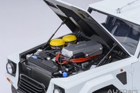 1:18 AUTOART Lamborghini LM002 (Bianco Polo Park)