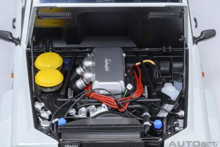 1:18 AUTOART Lamborghini LM002 (Bianco Polo Park)