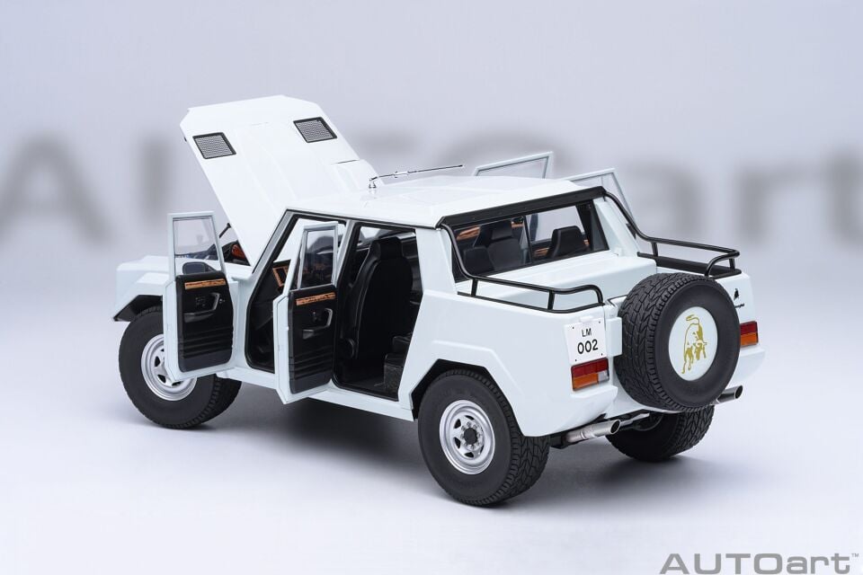1:18 AUTOART Lamborghini LM002 (Bianco Polo Park)
