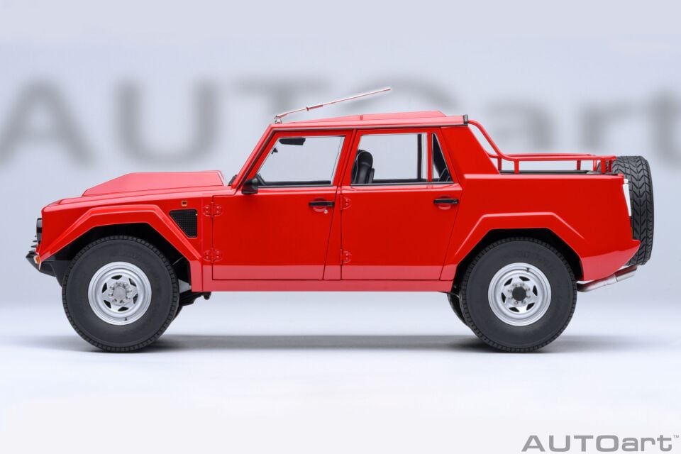 1:18 AUTOART Lamborghini LM002 (Rosso Siviglia)