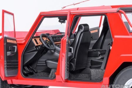 1:18 AUTOART Lamborghini LM002 (Rosso Siviglia)