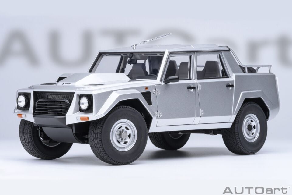 1:18 AUTOART Lamborghini LM002 (Argento)