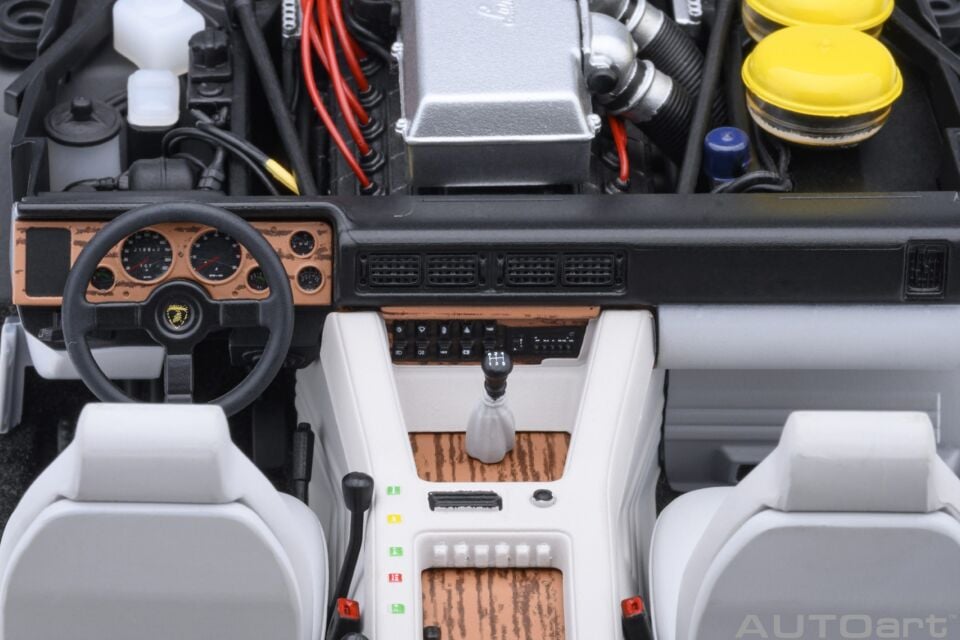 1:18 AUTOART Lamborghini LM002 (Argento)