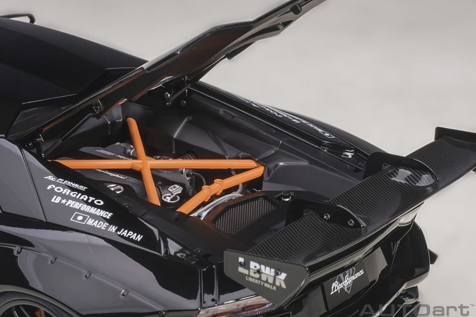 AUTO ART LAMBORGHINI LIBERTY WALK LB-WORKS AVENTADOR (79244) 1:18