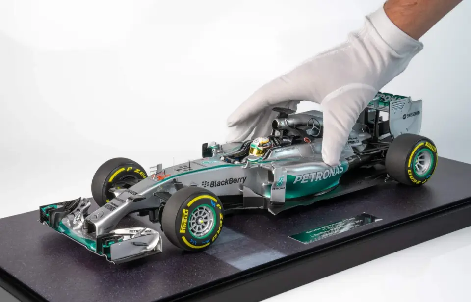 MINICHAMPS MERCEDES-AMG PETRONAS F1 TEAM F1 W05 HYBRID 1:12
