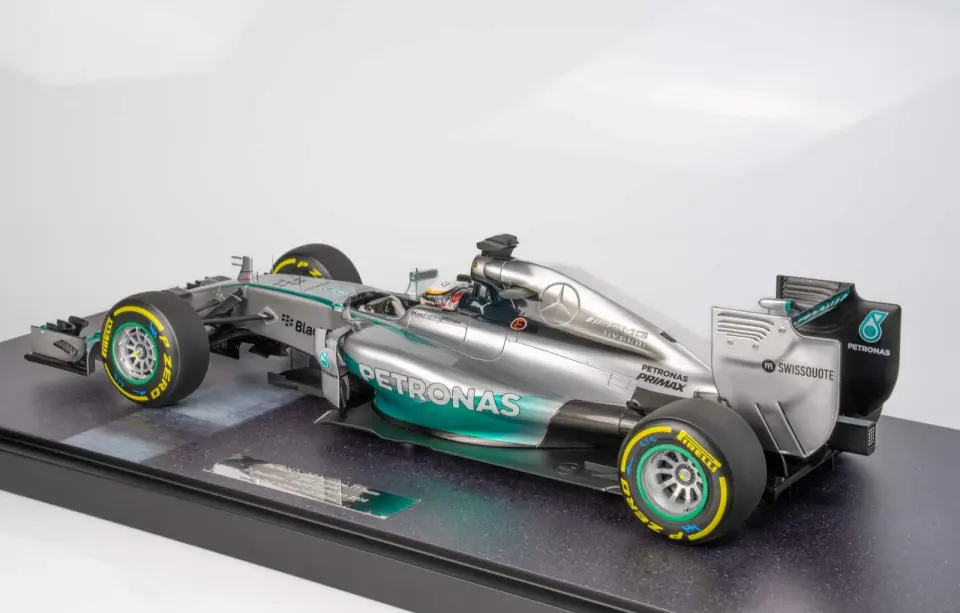 MINICHAMPS MERCEDES-AMG PETRONAS F1 TEAM F1 W05 HYBRID 1:12