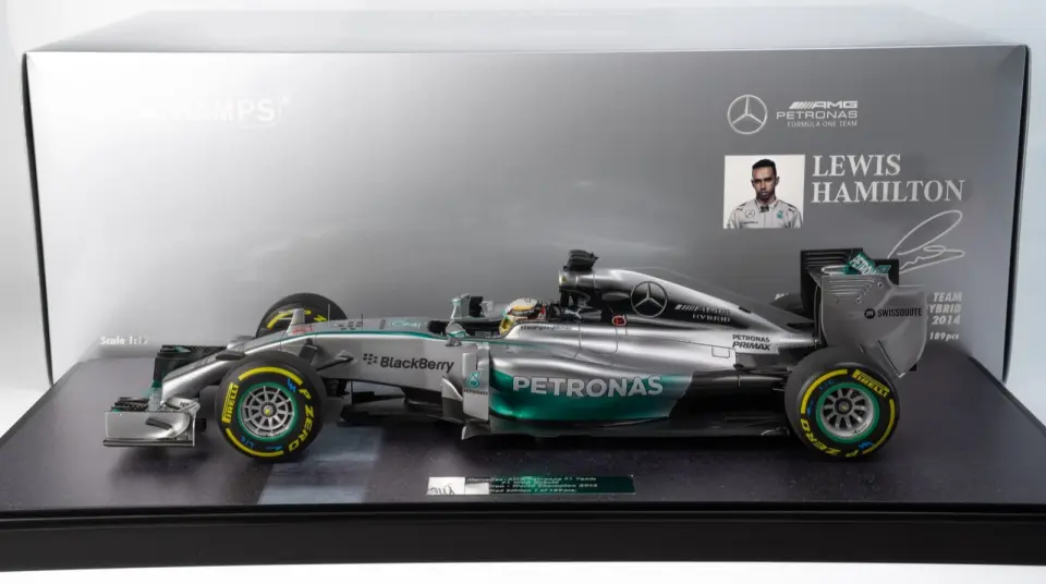 MINICHAMPS MERCEDES-AMG PETRONAS F1 TEAM F1 W05 HYBRID 1:12