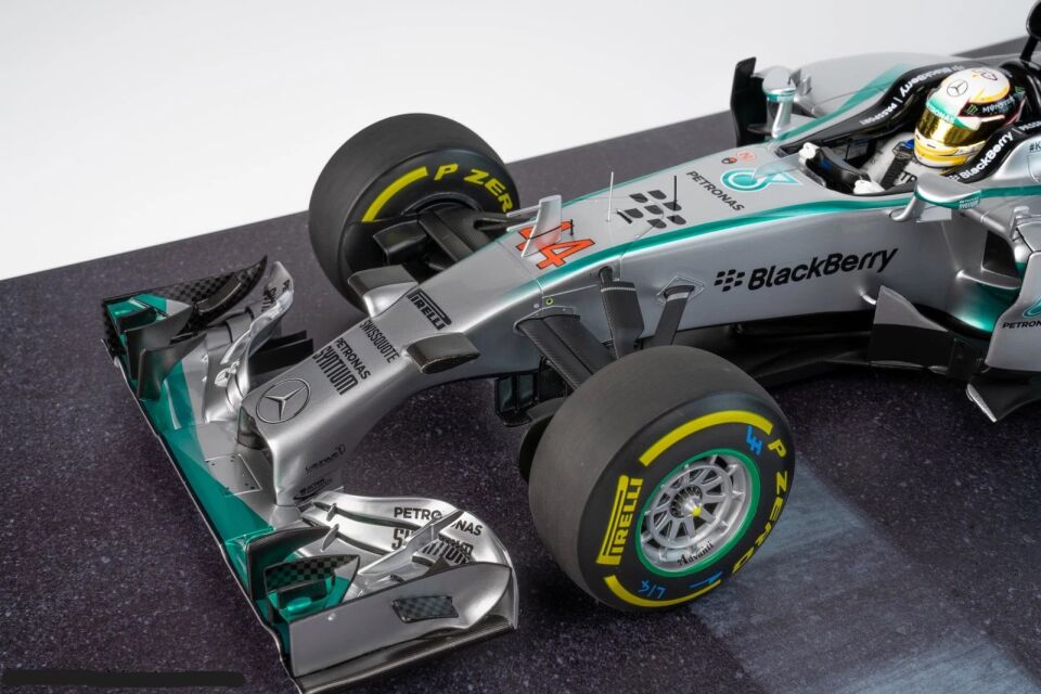 MINICHAMPS MERCEDES-AMG PETRONAS F1 TEAM F1 W05 HYBRID 1:12
