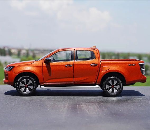 ALL NEW ISUZU DMX 1:18 (4000-321-321)