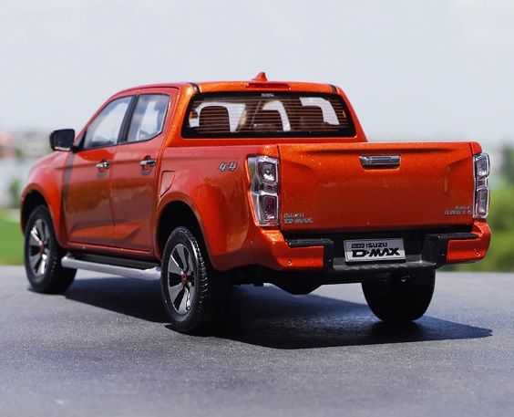 ALL NEW ISUZU DMX 1:18 (4000-321-321)