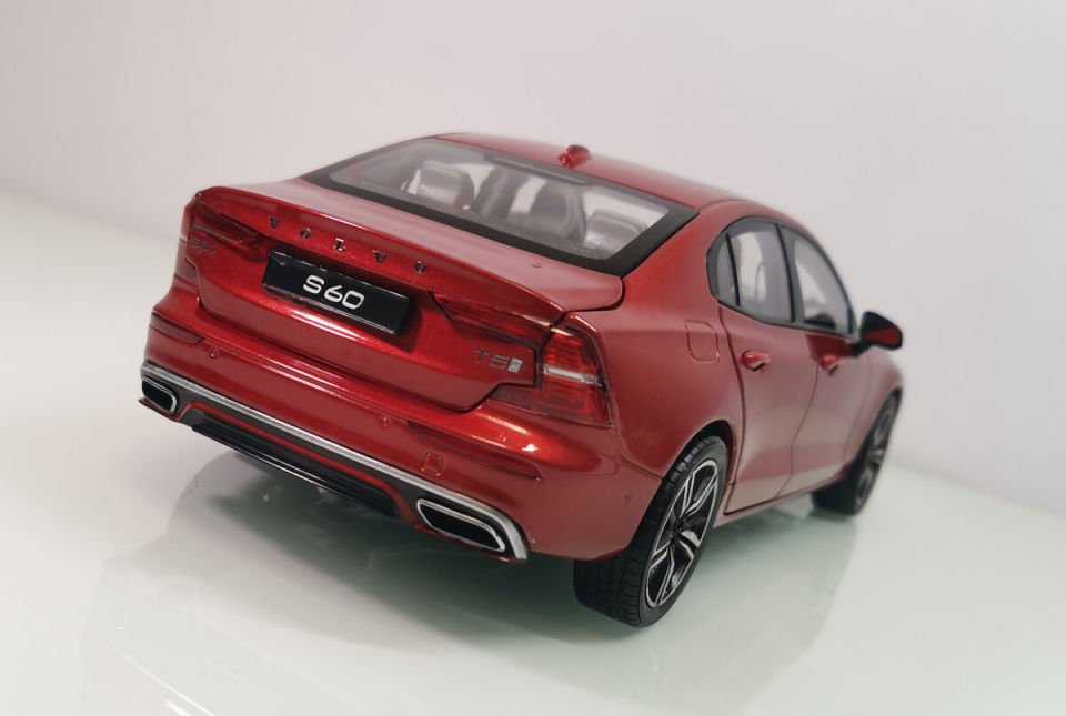 VOLVO S60 METALLIC RED 1:18 (9430993)