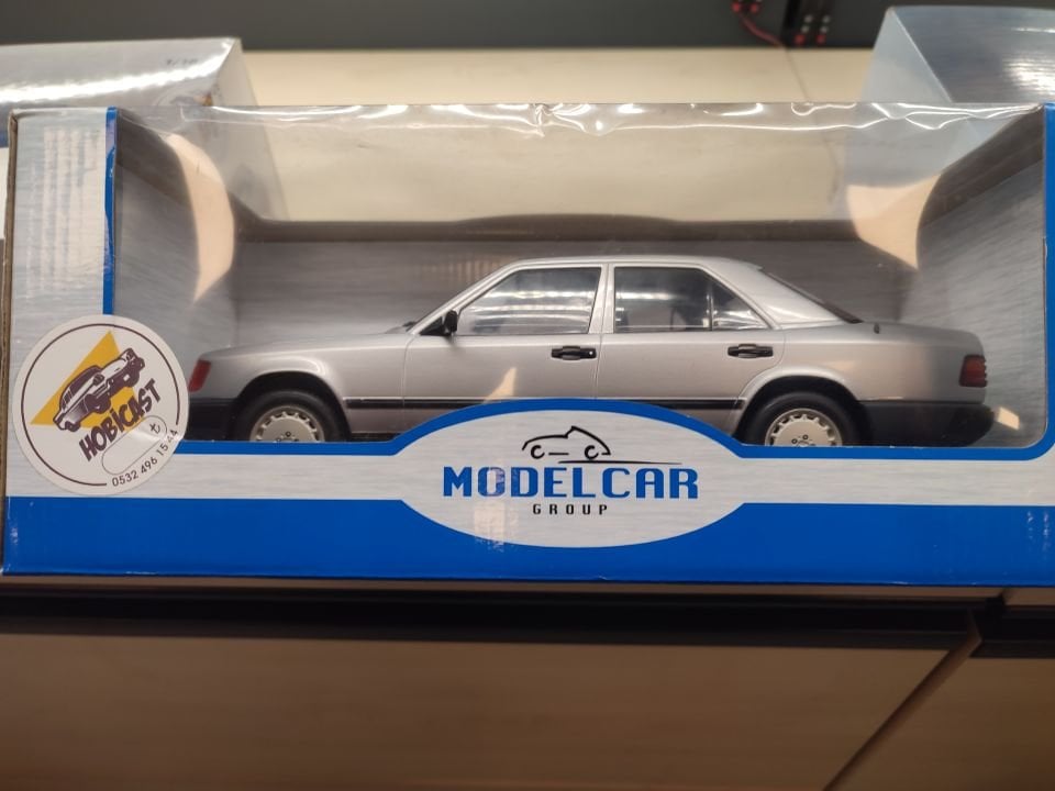 MODELCAR MERCEDES BENZ 300 E (W124) SILVER 1:18 (MCG18285)
