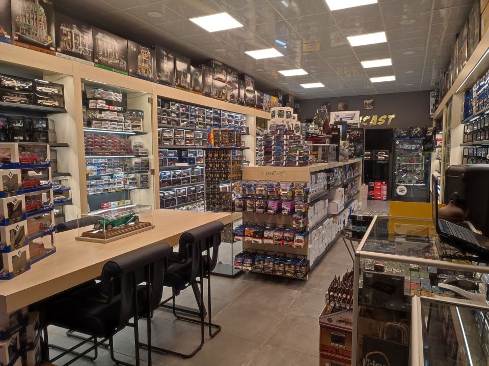 LCD MODELS LAND ROVER RANGE ROVER AUTOBIOGRAPY CHAMPAGNE GOLD 1:18 (MH026CG)