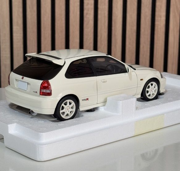 MOTORHELİX HONDA CIVIC TYPE R (EK9) CHAMPIONSHIP WHITE 1:18 (M85001)