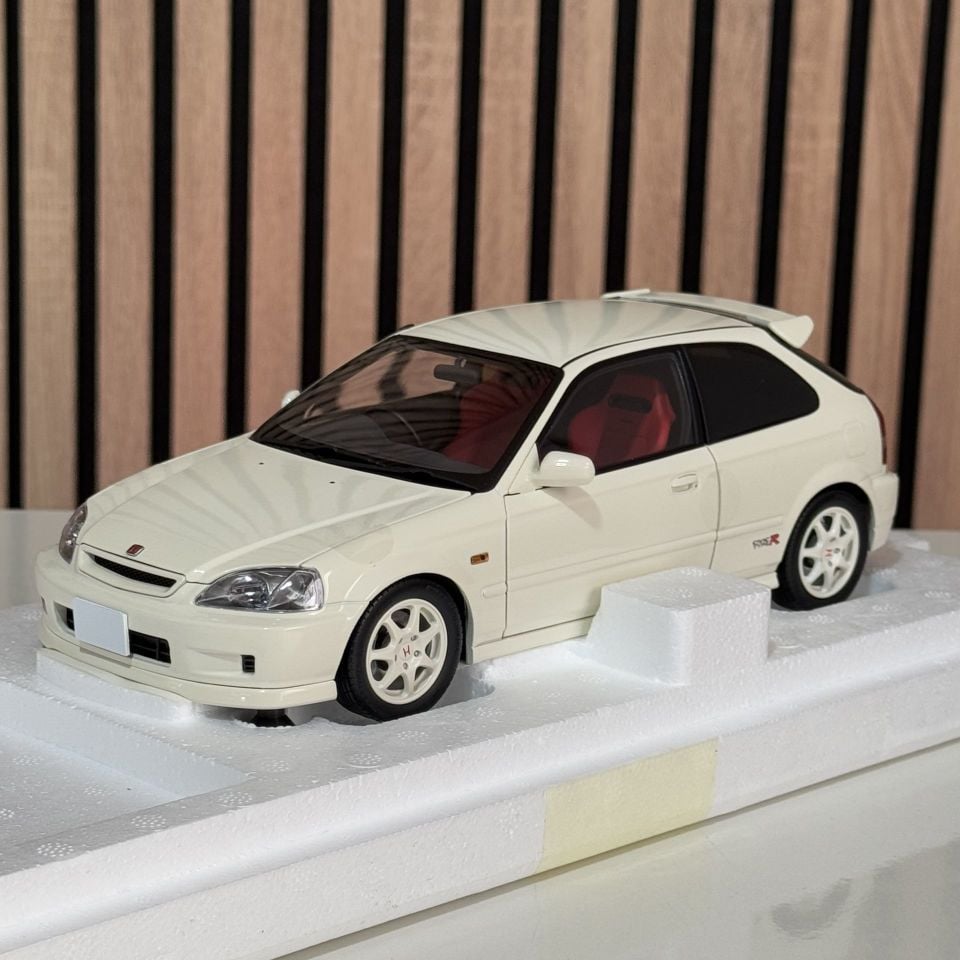 MOTORHELIX HONDA CIVIC TYPE R (EK9) CHAMPIONSHIP WHITE 1:18 (M85001)